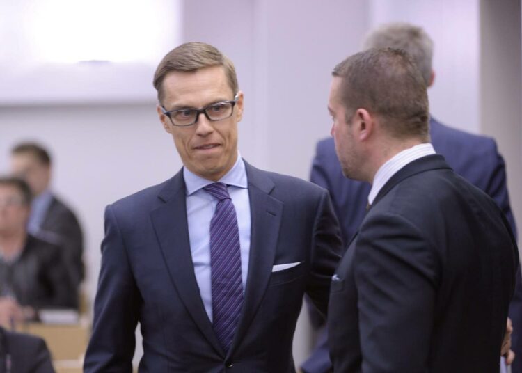 Valtiovarainministeri Alexander Stubb toi hallintarekisterin eduskuntaan takaoven kautta.