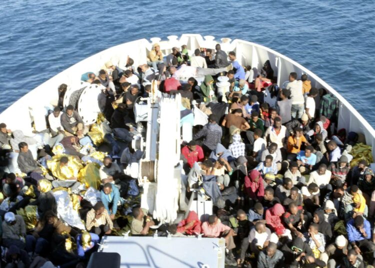 Välimereltä pelastettiin viime viikolla ainakin 800 pakolaista.