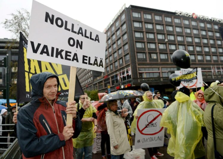 Operaatio Vakiduuni järjesti mielenilmauksen nollatuntisopimuksia vastaan.
