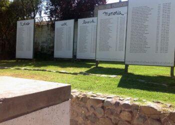 Chilen sotilasvallan pahamaineisimman kidutuskeskuksen Villa Grimaldin paikalla pääkaupungissa Santiagossa on nyt uhrien muistolle omistettu puisto. Laatoissa kerrotaan, milloin henkilö nähtiin viimeksi elossa ja oliko hänen kohtalonaan ”katoaminen” (DD) vai teloitus (EP).