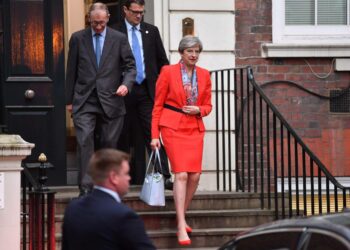 Pääministeri Theresa Mayn hymy oli väkinäinen, kun hän poistui konservatiivipuolueen päämajasta muutamia tunteja vaalihuoneistojen sulkeutumisen jälkeen.