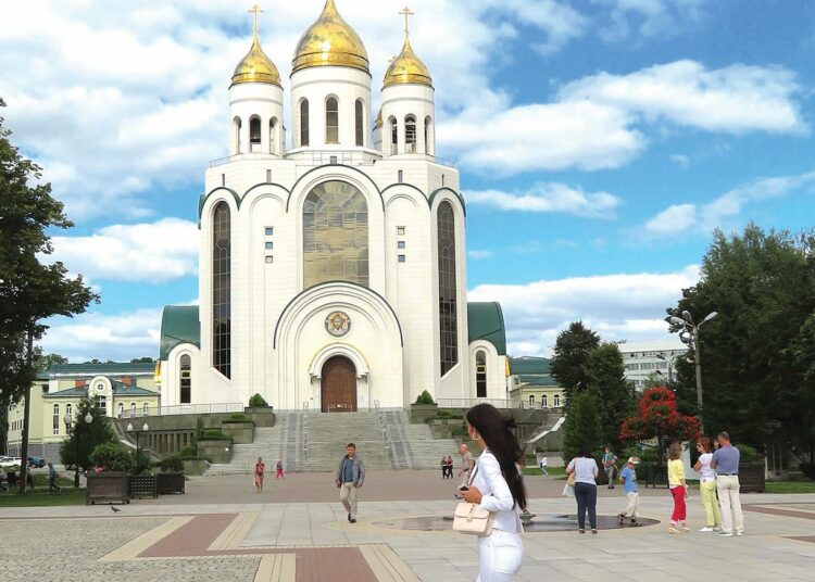 Vuonna 2006 valmistunut ortodoksinen Kristus Vapahtajan kirkko sijaitsee Voiton aukion reunalla.
