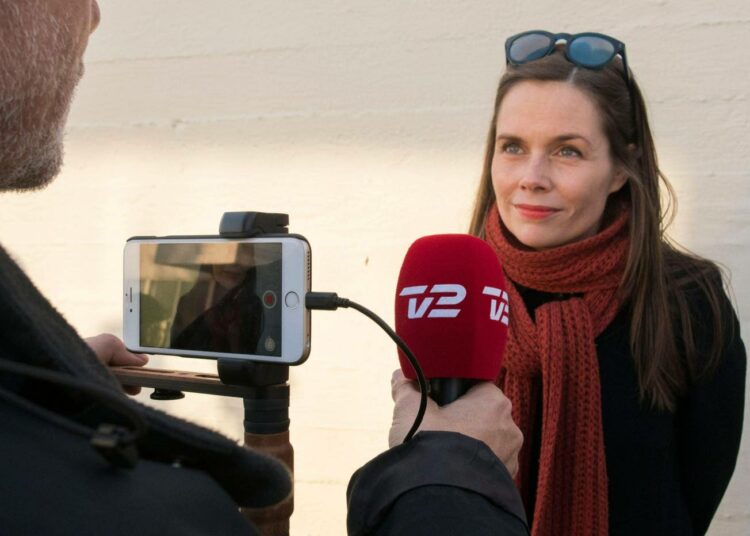 Vihreän vasemmiston puheenjohtaja Katrin Jakobsdóttir antamassa haastattelua lauantaina.