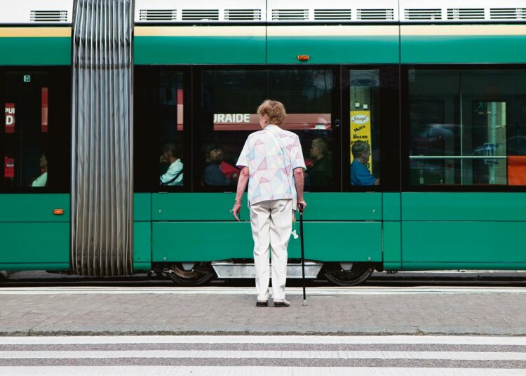 Vanheneminen kiellettiin, kun vanhat ihmiset alkoivat ruuhkauttaa kassajonoja, hidastaa liikennettä ja horjuttaa kansantaloutta hoitokuluilla.