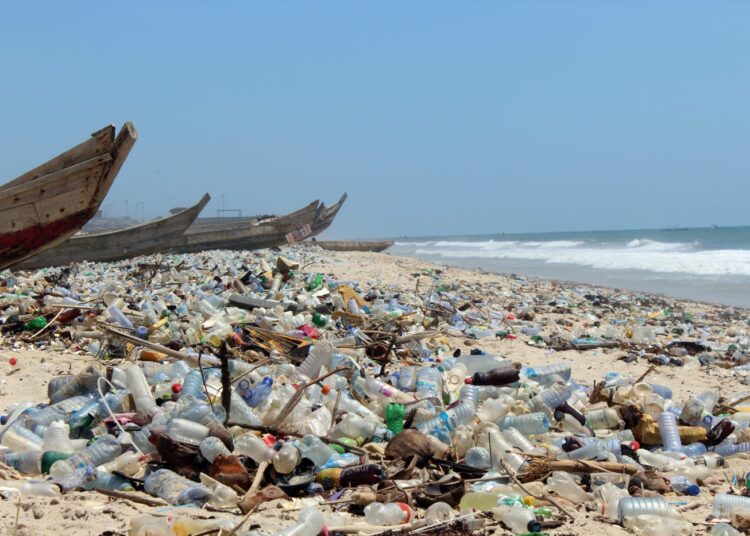Muovi on paisuva ongelma Atlantin rannikolla sijaitsevassa Ghanassa.