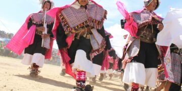Tanssijoiden perinneasu pilailee espanjalaisen ratsuväen kustannuksella: raskaat puukengät rautaisine kannuksineen sekä ratsastuskypärää muistuttava päähine.
