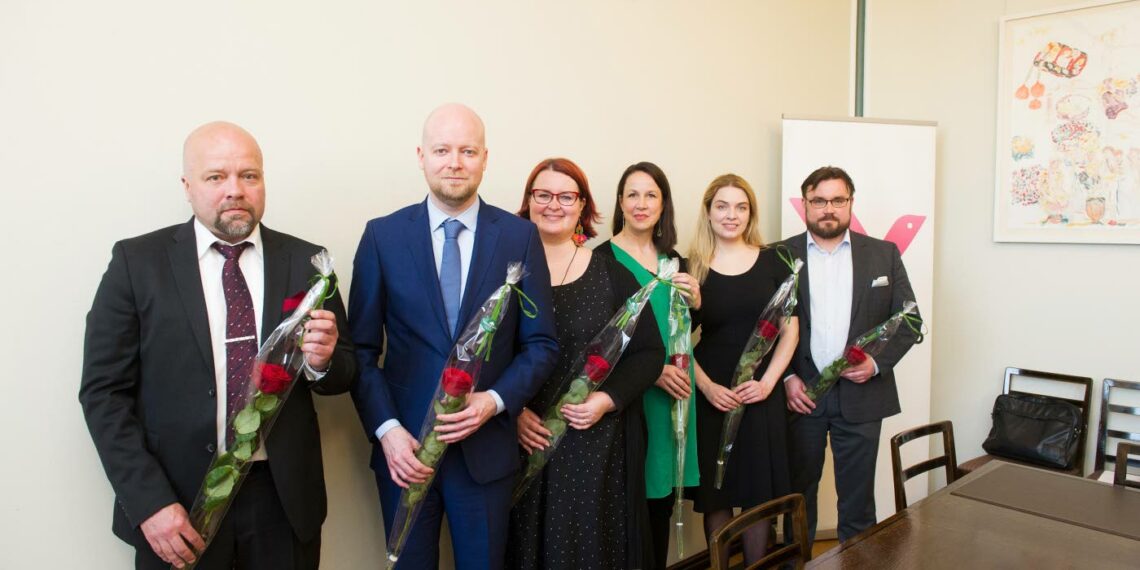 Vasemmistoliiton eduskuntaryhmän ensikertalaiset: Juho Kautto (vas.), Jussi Saramo, Pia Lohikoski, Veronika Honkasalo, Mai Kivelä ja Johannes Yrttiaho.