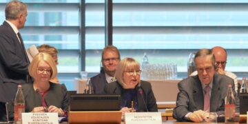 Sosiaali- ja terveysministeri Aino-Kaisa Pekonen johtamassa ministerineuvoston kokousta viime viikon torstaina Luxemburgissa.