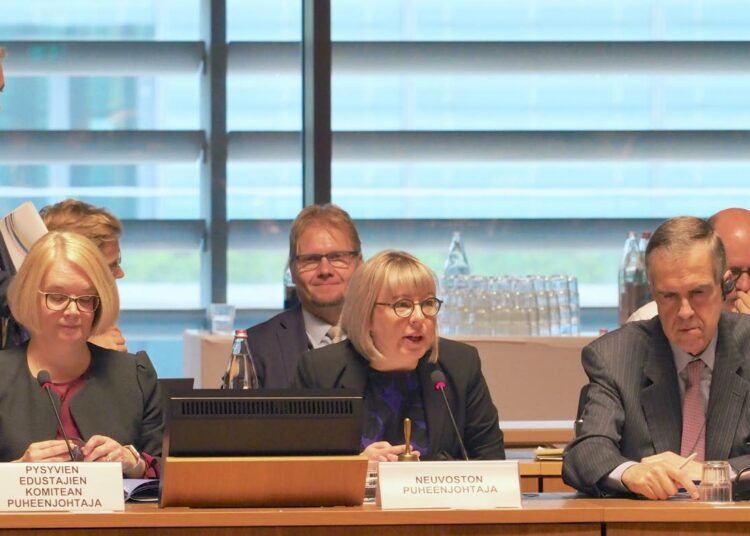 Sosiaali- ja terveysministeri Aino-Kaisa Pekonen johtamassa ministerineuvoston kokousta viime viikon torstaina Luxemburgissa.
