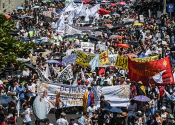 Yksi torstain marsseista järjestettiin Kolumbian toiseksi suurimmassa kaupungissa Medellinissä.