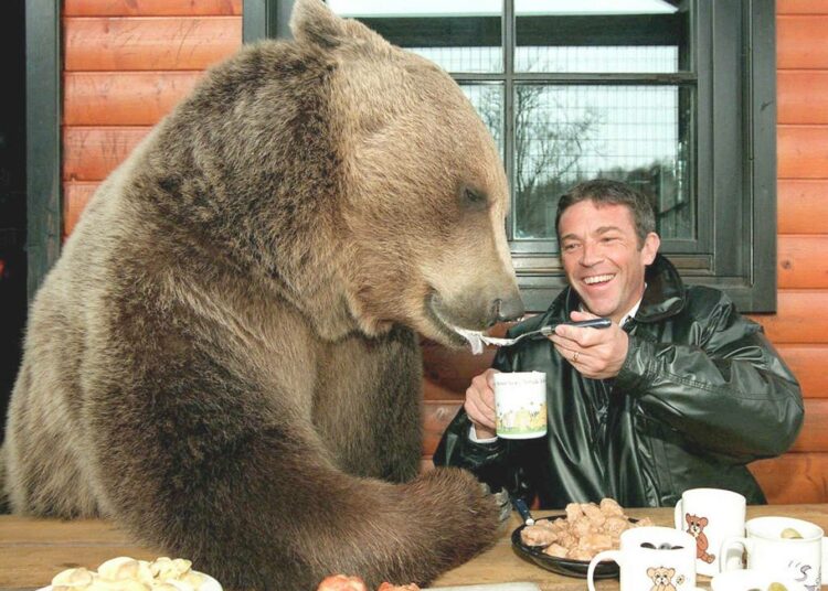 Jörg Haider syötti karhua puolueensa tilaisuudessa vuonna 1999.