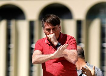 Presidentti Jair Bolsonaro yski ja puhui kannattajilleen toissa viikonloppuna. Puheessaan hän vaikutti kannattavan sotilaskaappausta.