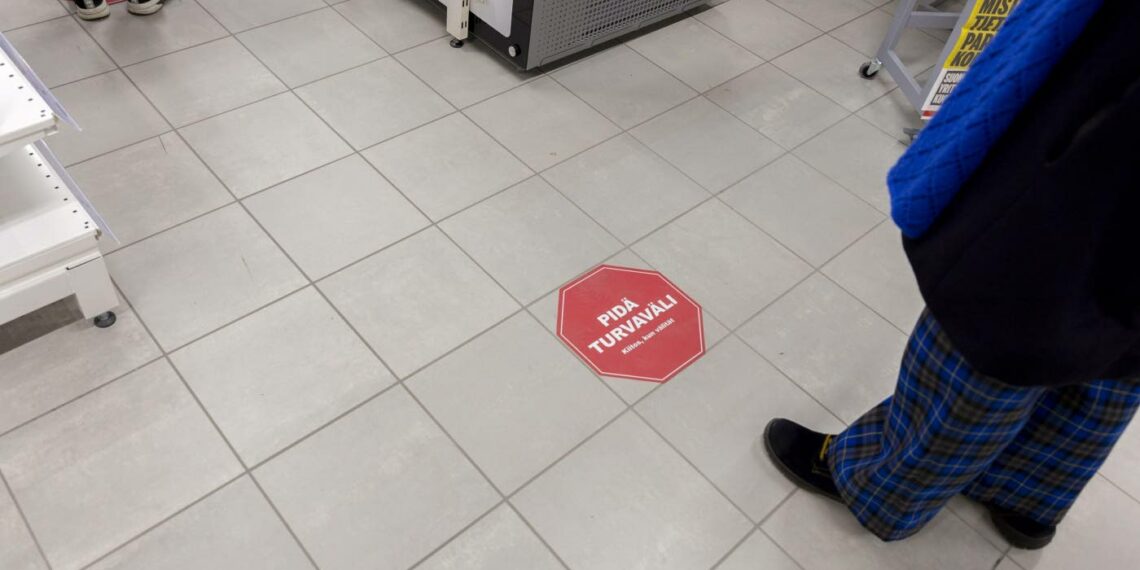 Kaupoissa turvaetäisyydestä muistuttavat muun muassa lattiatarrat.