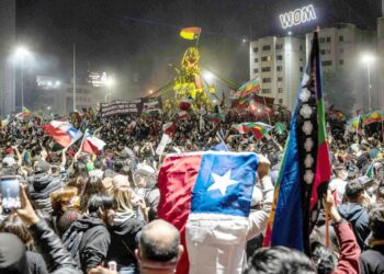 Perustuslain muutoksen kannattajat juhlivat Chilen pääkaupungissa Santiagossa.