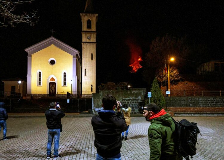Zafferana Etnean pikkukaupungin asukkaat katselivat helmikuussa Etnan purkausta.
