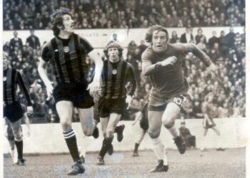 Televisiossa brittifutista alkoi näkyä 70-luvulla, mutta vedonlyönnin kohteena pelejä oli ollut jo vuosikymmeniä aiemmin. Kuva Chelsean ja Manchester Cityn välisestä ottelusta huhtikuussa 1975.