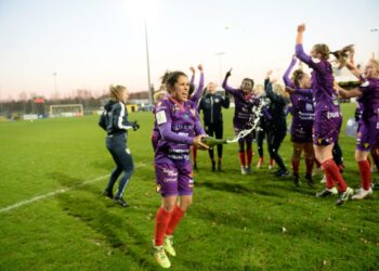 Åland Unitedin pelaajat juhlivat Kansallisen liigan mestaruutta marraskuussa 2020.