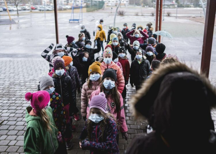 Kirjoittajan mukaan lasten jako kahteen ryhmään uskonnollisuuden tai uskonnottomuuden perusteella rikkoo myös perheen arkaluontoisen tiedon yksityisyyden suojaa. Kuvituskuva.