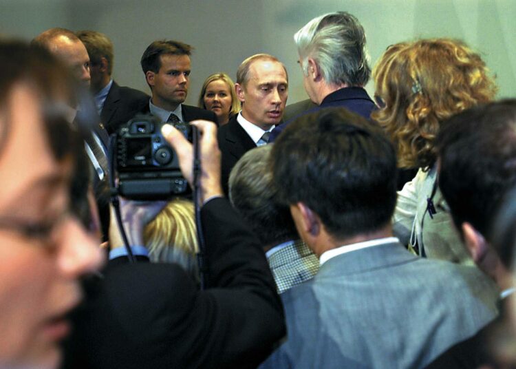 Presidentti Vladimir Putin oli toimittajien ympäröimänä Finlandia-talossa pidetyn tiedotustilaisuuden jälkeen.