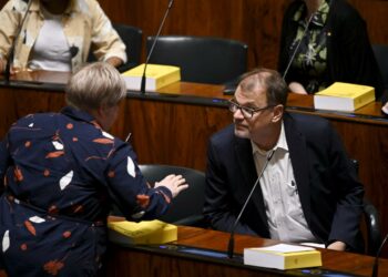 Keskustan puheenjohtaja Annika Saarikko ja entinen puheenjohtaja Juha Sipilä eduskunnassa.