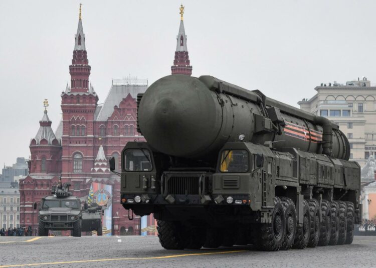 Mannertenvälinen, ydinkärkiä kantava ohjus voitonpäivän paraatissa Moskovassa vuonna 2019.