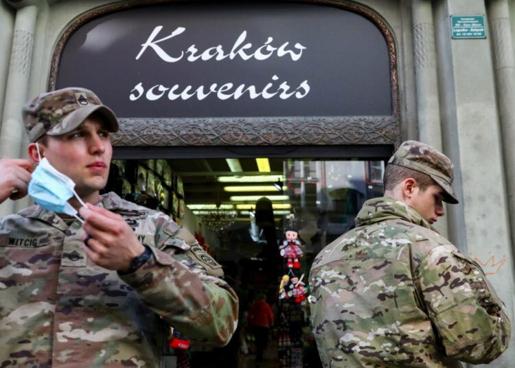 Naton lisäjoukkoihin kuuluvat Yhdysvaltojen sotilaat vierailivat matkamuistoliikkeessä Krakovassa Puolassa maaliskuussa.