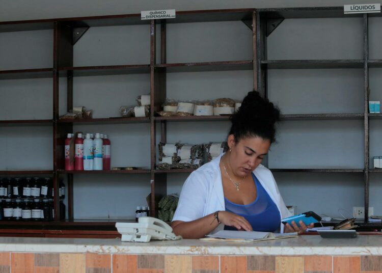 Kuuban pääkaupungissa Havannassa toimivan apteekin farmaseutti suostui kuvattavaksi nimettömänä. Lääkepula on arkea hänenkin työpaikallaan.