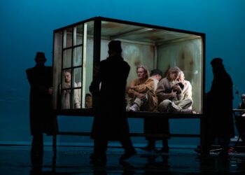 Loikkarien tie esitetään näytelmässä lähes yksinomaan etappitienä, pakkotyöleiriltä seuraavalle.