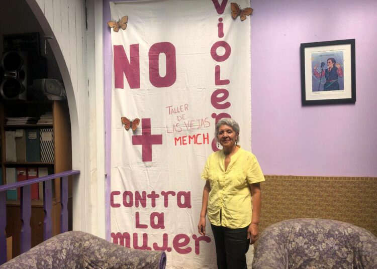 Movimiento pro Emancipación de la Mujer Chilenan (MEMCH) johtaja Rosa Yáñez järjestön 90-vuotiaassa päämajassa.