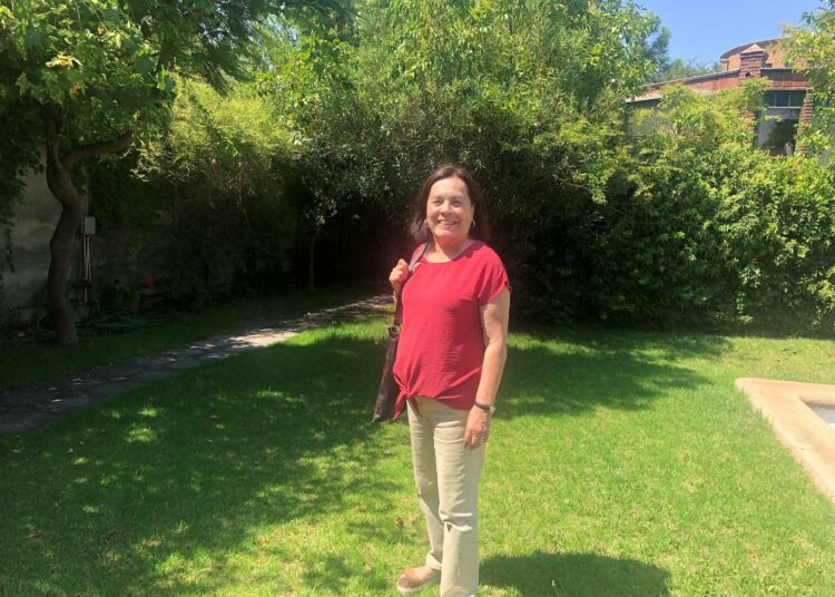 “Monet ihmiset eivät tiedä, mitä Chilessä tai muualla tapahtuu, koska he eivät lue,” Santiagon yliopiston viestintätieteiden dekaani, Loreto Rebolledo sanoo.