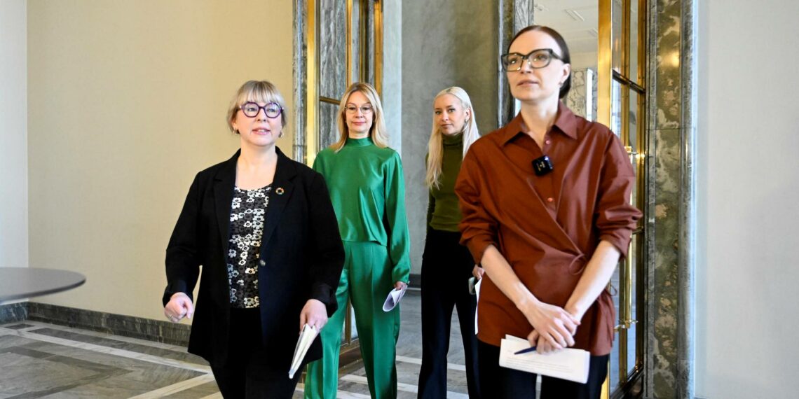 Vasemmistoliiton kansanedustajat Aino-Kaisa Pekonen (vas.), Minja Koskela (oik.), SDP:n Tytti Tuppurainen (2 vas.) ja vihreiden Sofia Virta oppositiopuolueiden köyhyyttä ja elinkustannusten kasvua käsittelevän, vasemmistoliiton aloitteesta tehdyn välikysymyksen tiedotustilaisuudessa eduskunnassa.