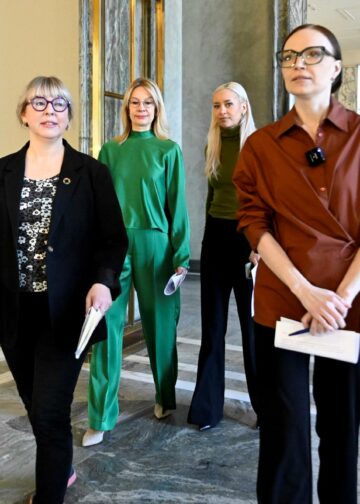 Vasemmistoliiton kansanedustajat Aino-Kaisa Pekonen (vas.), Minja Koskela (oik.), SDP:n Tytti Tuppurainen (2 vas.) ja vihreiden Sofia Virta oppositiopuolueiden köyhyyttä ja elinkustannusten kasvua käsittelevän, vasemmistoliiton aloitteesta tehdyn välikysymyksen tiedotustilaisuudessa eduskunnassa.