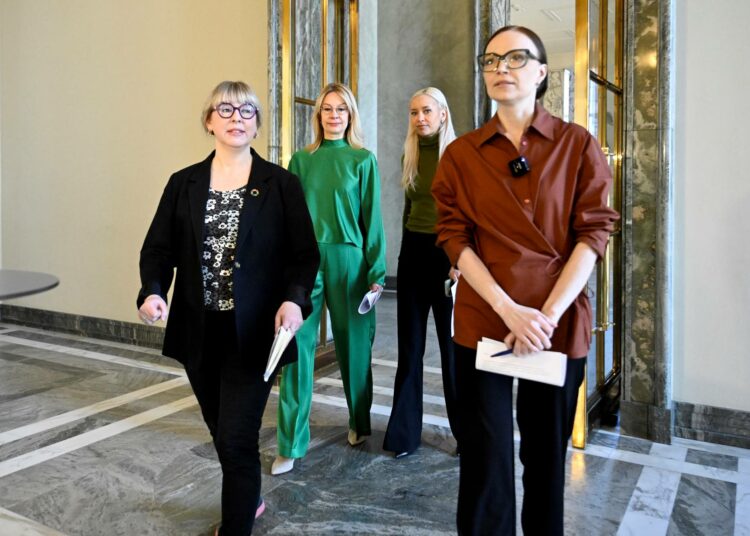 Vasemmistoliiton kansanedustajat Aino-Kaisa Pekonen (vas.), Minja Koskela (oik.), SDP:n Tytti Tuppurainen (2 vas.) ja vihreiden Sofia Virta oppositiopuolueiden köyhyyttä ja elinkustannusten kasvua käsittelevän, vasemmistoliiton aloitteesta tehdyn välikysymyksen tiedotustilaisuudessa eduskunnassa.