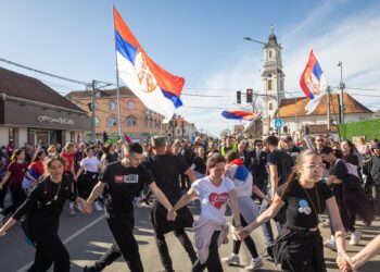 Kävelymarssilla Novi Sadista tulleet opiskelijat tanssivat serbialaista piiritanssia Belgradissa keväällä 2025.