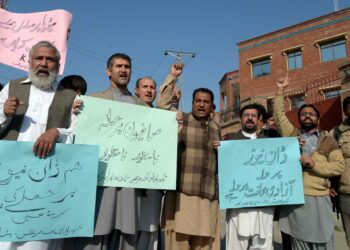 Arkistokuvassa toimittajat protestoivat Peshawarin lehdistöklubin edustalla. Toimittajia suojeleva komitea (CPJ) vaatii Pakistania peruuttamaan uudet määräykset, jotka rajoittavat ulkomaisten tiedotusvälineiden toimittajien liikkumista ja työskentelyä maan sisällä.