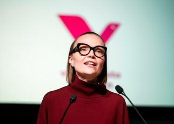 Työajan lyhentäminen tulisi aloittaa jo seuraavalla vaalikaudella, ja arkivapaiden lisääminen Britannian mallilla olisi tähän yksi keino, ehdottaa Minja Koskela.