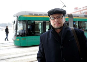 Juha Ruusuvuoren romaanin päähenkilö kuljeskelee ympäri Helsinkiä 2000-luvulla ja muistelee vanhoja opportunistisia stallariaikojaan.