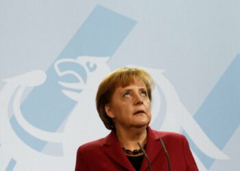 Perustuslakituomioistuin antoi lisää miettimistä liittokansleri Angela Merkelille.