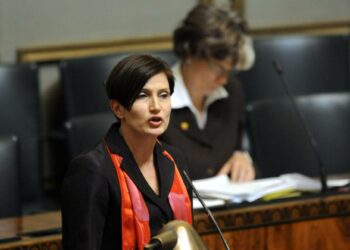 Ympäristövaliokunnan puheenjohtaja Susanna Huovinen (sd.) esitteli valiokuntansa mietinnön hallituksen Itämeri-selonteosta.