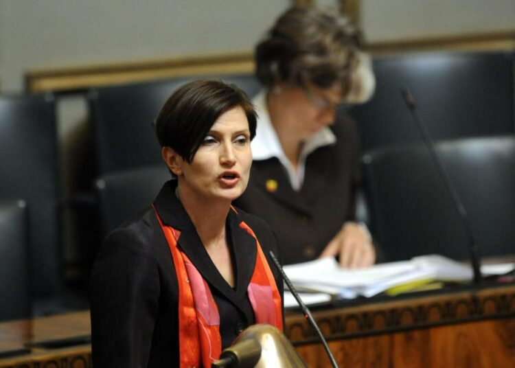Ympäristövaliokunnan puheenjohtaja Susanna Huovinen (sd.) esitteli valiokuntansa mietinnön hallituksen Itämeri-selonteosta.
