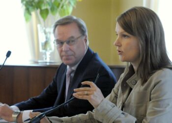 Pääministeri Mari Kiviniemi (oik.) vastaanotti Antti Tanskasen (vas.) vetämän Talouden kasvu ja tuottavuus -työryhmän loppuraportin elokuun lopussa.  Tanskanen johtaa myös kolmikantatyöryhmän työskentelyä.