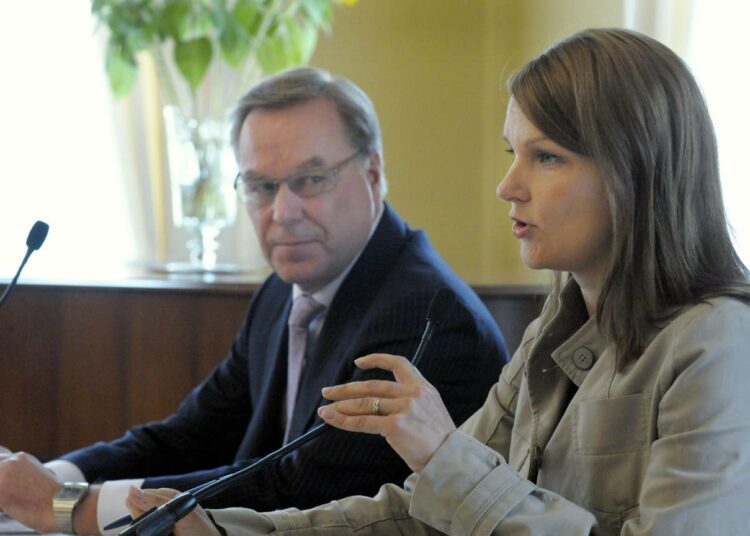 Pääministeri Mari Kiviniemi (oik.) vastaanotti Antti Tanskasen (vas.) vetämän Talouden kasvu ja tuottavuus -työryhmän loppuraportin elokuun lopussa.  Tanskanen johtaa myös kolmikantatyöryhmän työskentelyä.