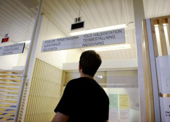 Terveydenhuoltojärjestelmän jakautuminen työmarkkina-aseman mukaan lisää terveyseroja Suomessa. Kuva Töölön terveysasemalta Helsingissä.