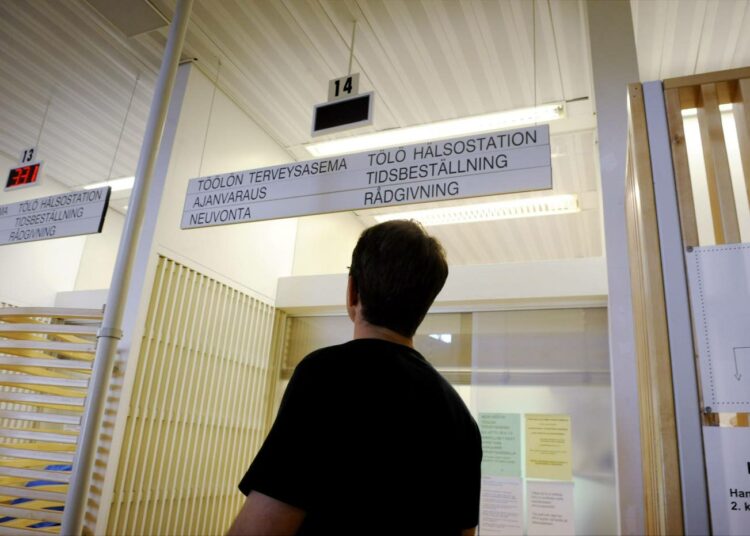 Terveydenhuoltojärjestelmän jakautuminen työmarkkina-aseman mukaan lisää terveyseroja Suomessa. Kuva Töölön terveysasemalta Helsingissä.