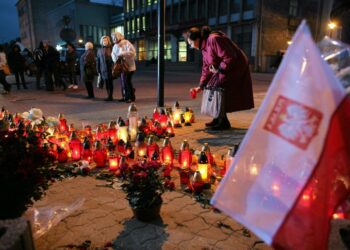 Ihmiset sytyttivät toissa viikolla kynttilöitä Lodzissa murhaajan uhriksi joutuneen poliitikon avustajan muistoksi.