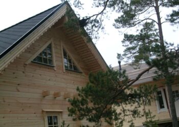 Puutuotealan tärkeimpiä vientituotteita ovat hirsitalot, ovet ja liimapuu.