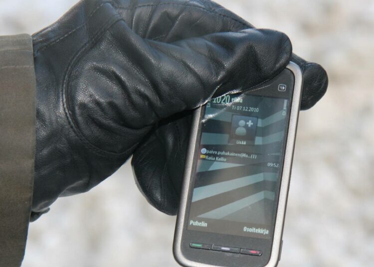 Kosketusnäytöllä varustettujen puhelimien käyttö pakkasilla hanskat kädessä voi osoittautua ylivoimaisen vaikeaksi.