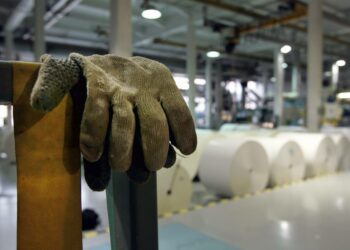 Määrällisesti ja suhteellisesti eniten lisäpäiviä tarvittiin paperityöläisille edelleen alan kovan saneerauksen jäljiltä.