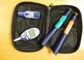 Nuoruustyypin diabetesta hoidetaan insuliinipistosten avulla.