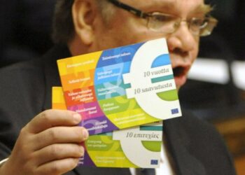Timo Soini keskittyi viihdyttämiseen eduskunnan välikysymyskeskustelussa.
